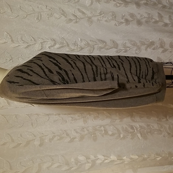 Neiman Marcus Cashmere Blend Tiger striped sweater🐾 - Picture 4 of 9